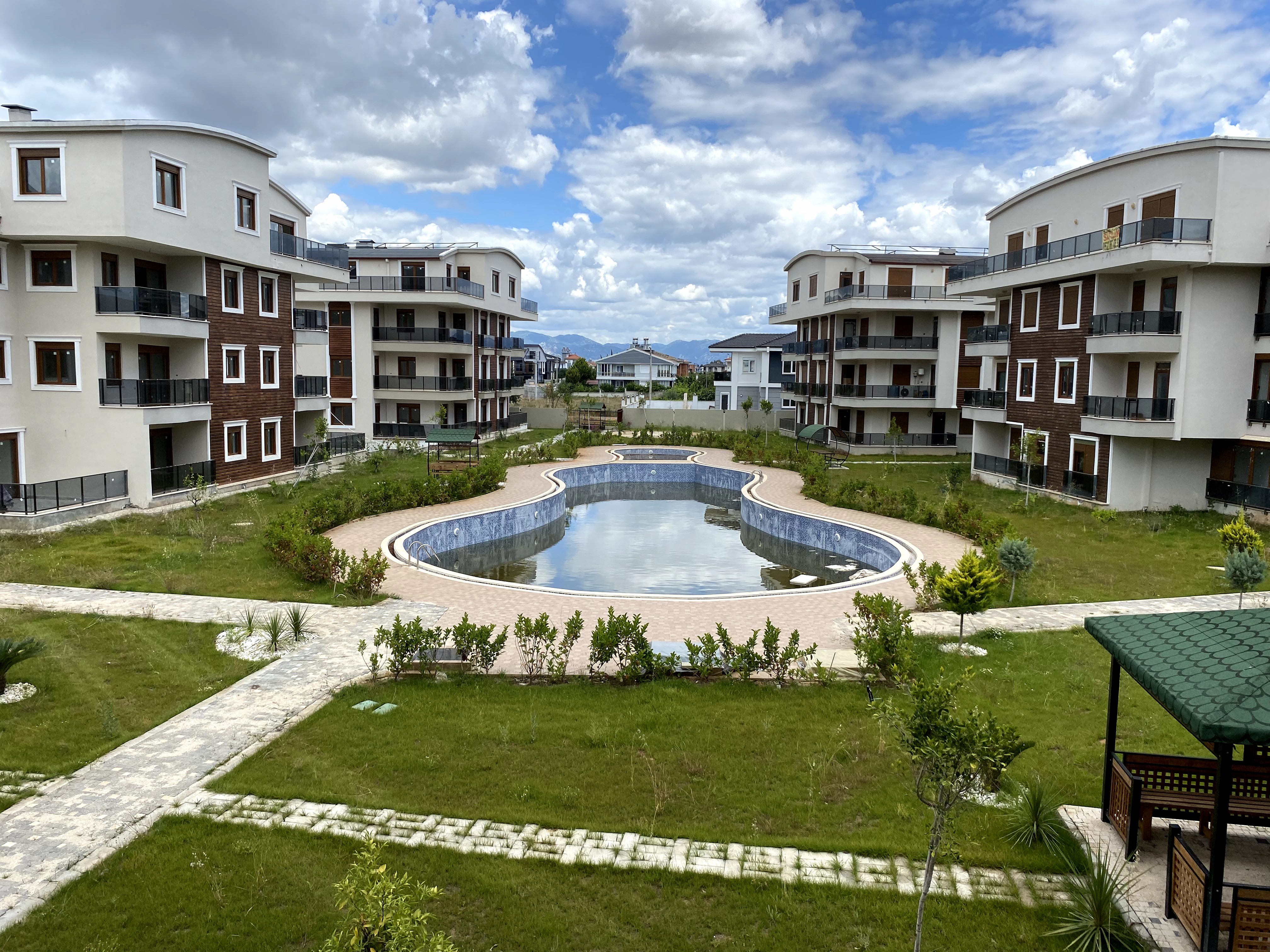 DÖŞEMEALTI ALTINKALE’DE HAVUZ CEPHELİ SATILIK  2+1 DAİRE