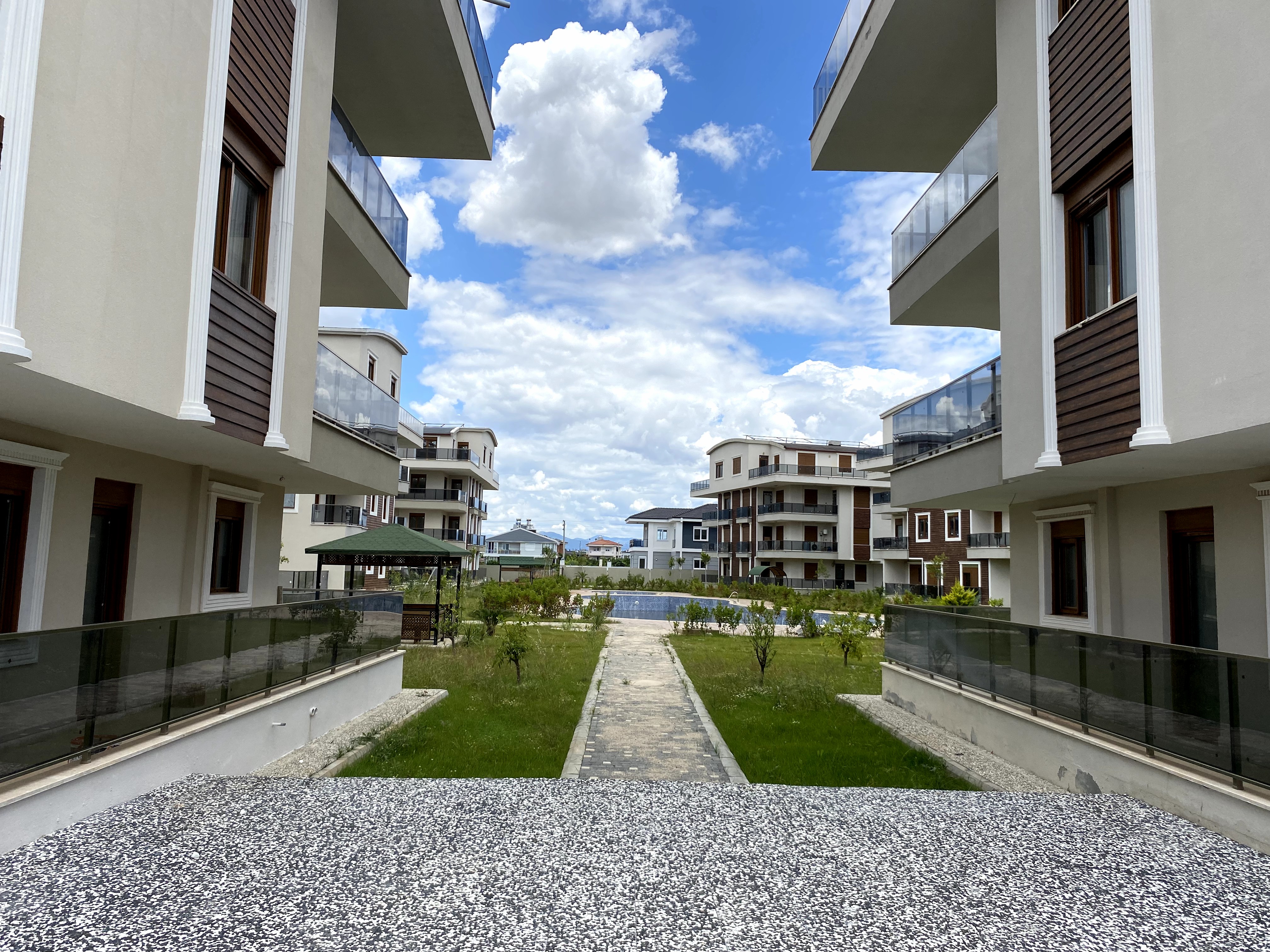 DÖŞEMEALTI ALTINKALE’DE HAVUZ CEPHELİ SATILIK  2+1 DAİRE