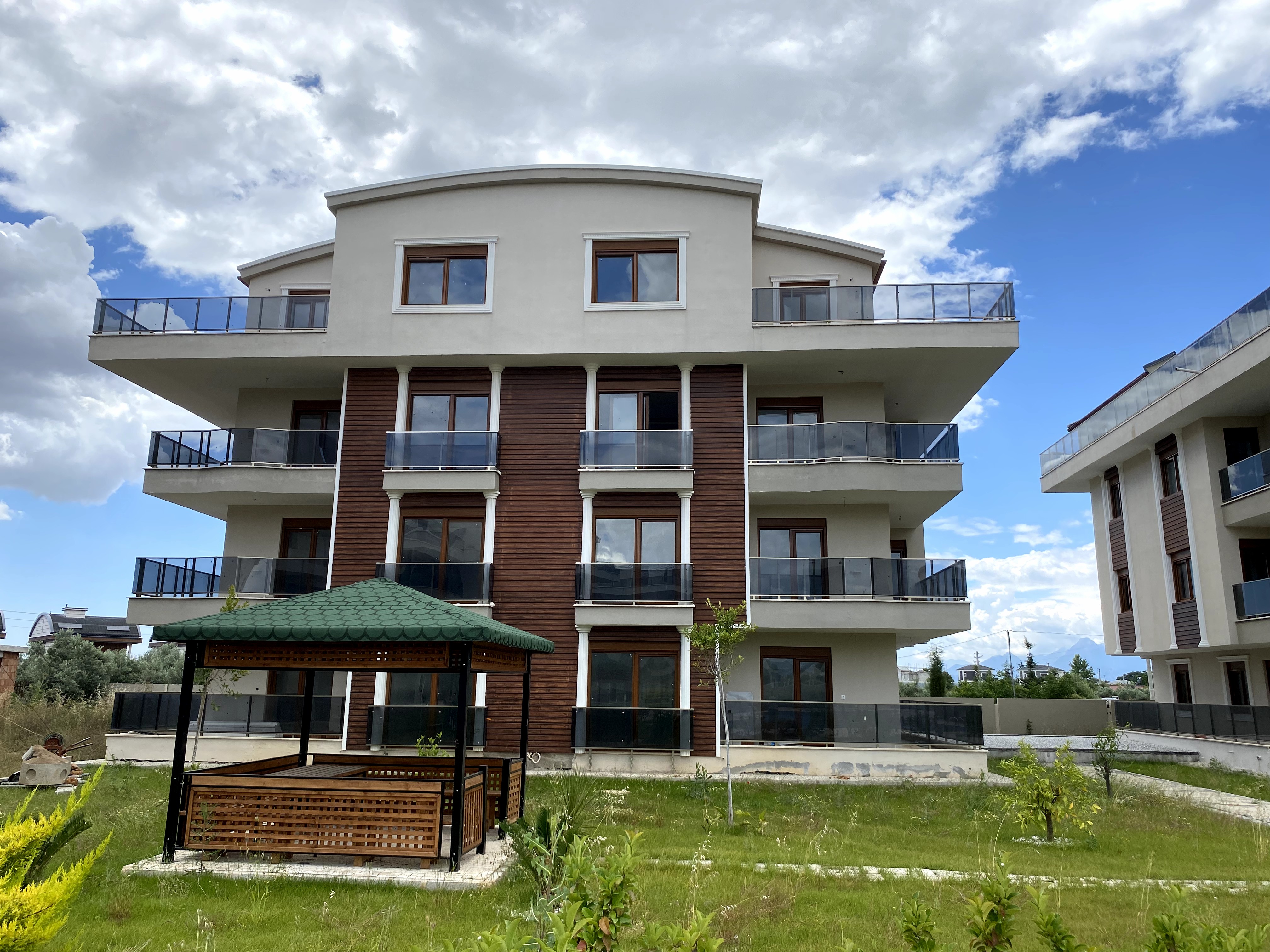 DÖŞEMEALTI ALTINKALE’DE HAVUZ CEPHELİ SATILIK  2+1 DAİRE