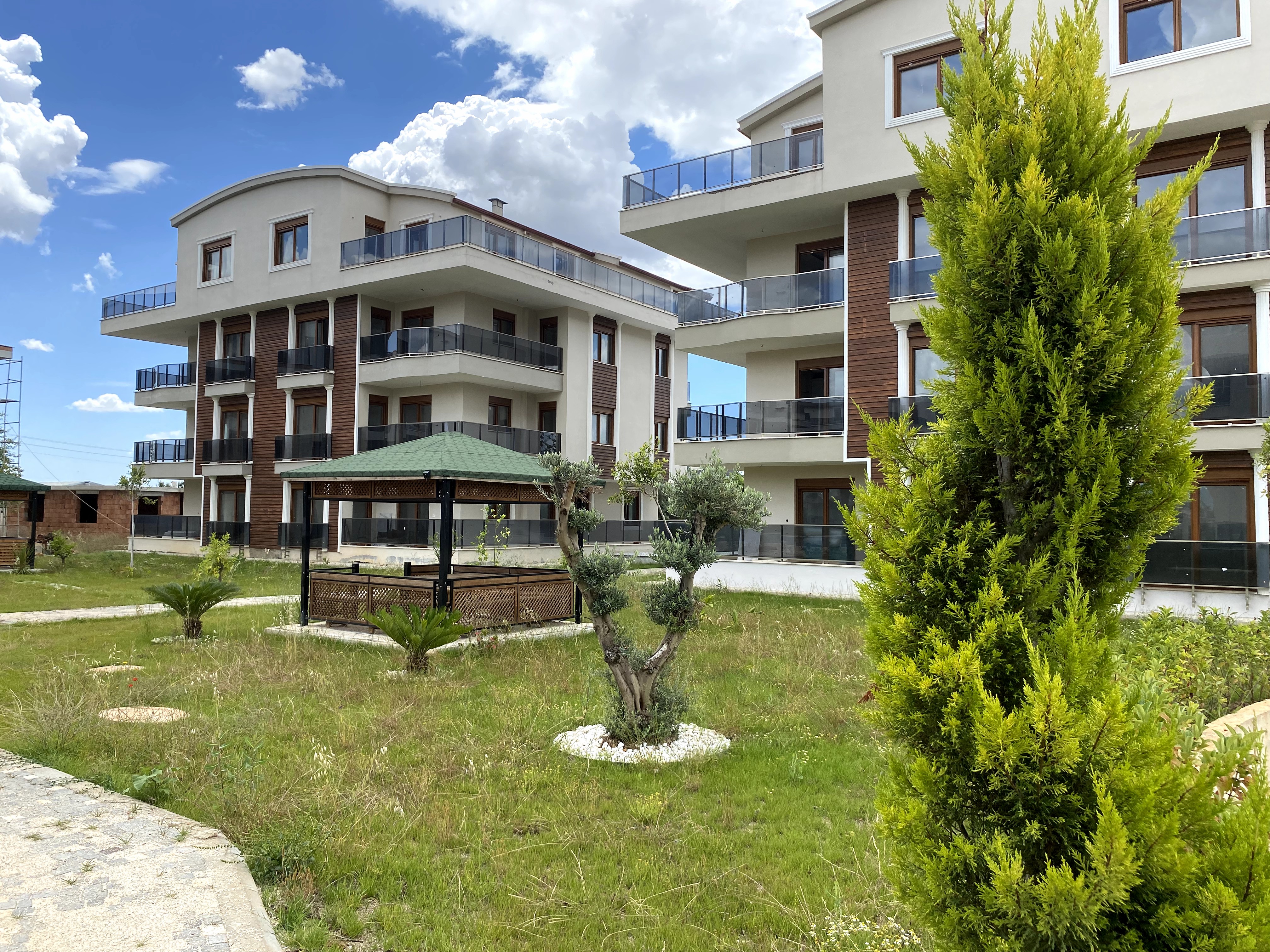 DÖŞEMEALTI ALTINKALE’DE HAVUZ CEPHELİ SATILIK  2+1 DAİRE