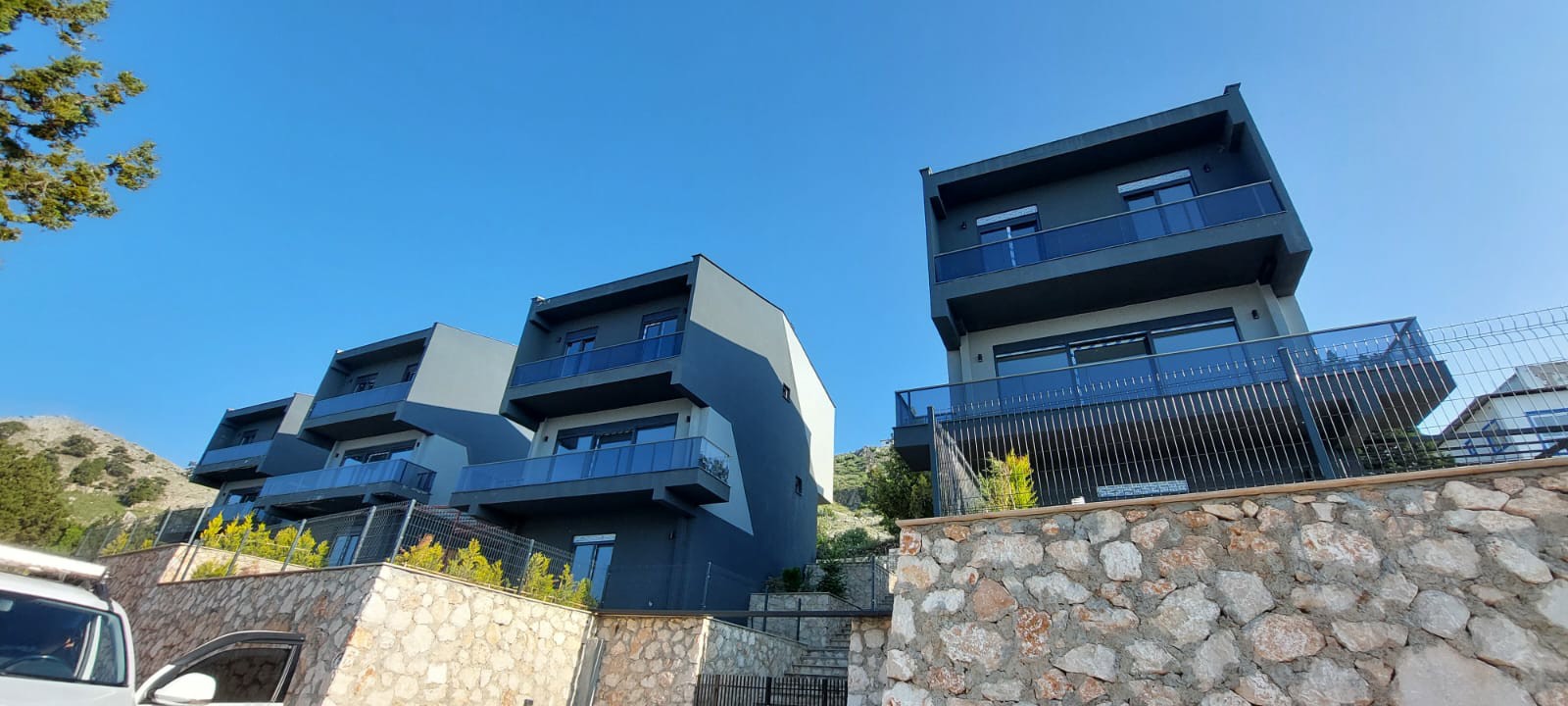 Vega Invest'ten Geyikbayırı'nda Doğa İle İçiçe 3 Katlı Villa