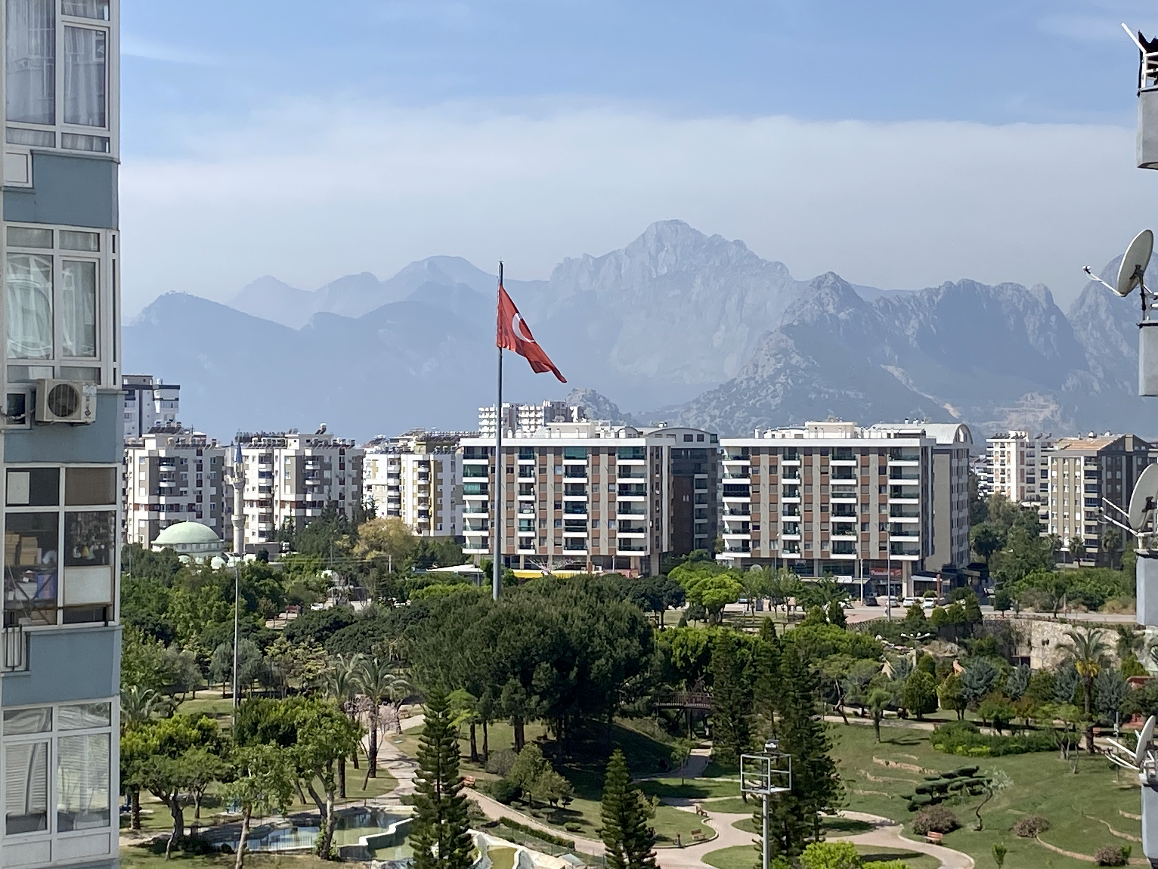 Konyaaltı Sitelerde Tam Eşyalı, Ferah ve Kullanışlı 3+1 Kiralık