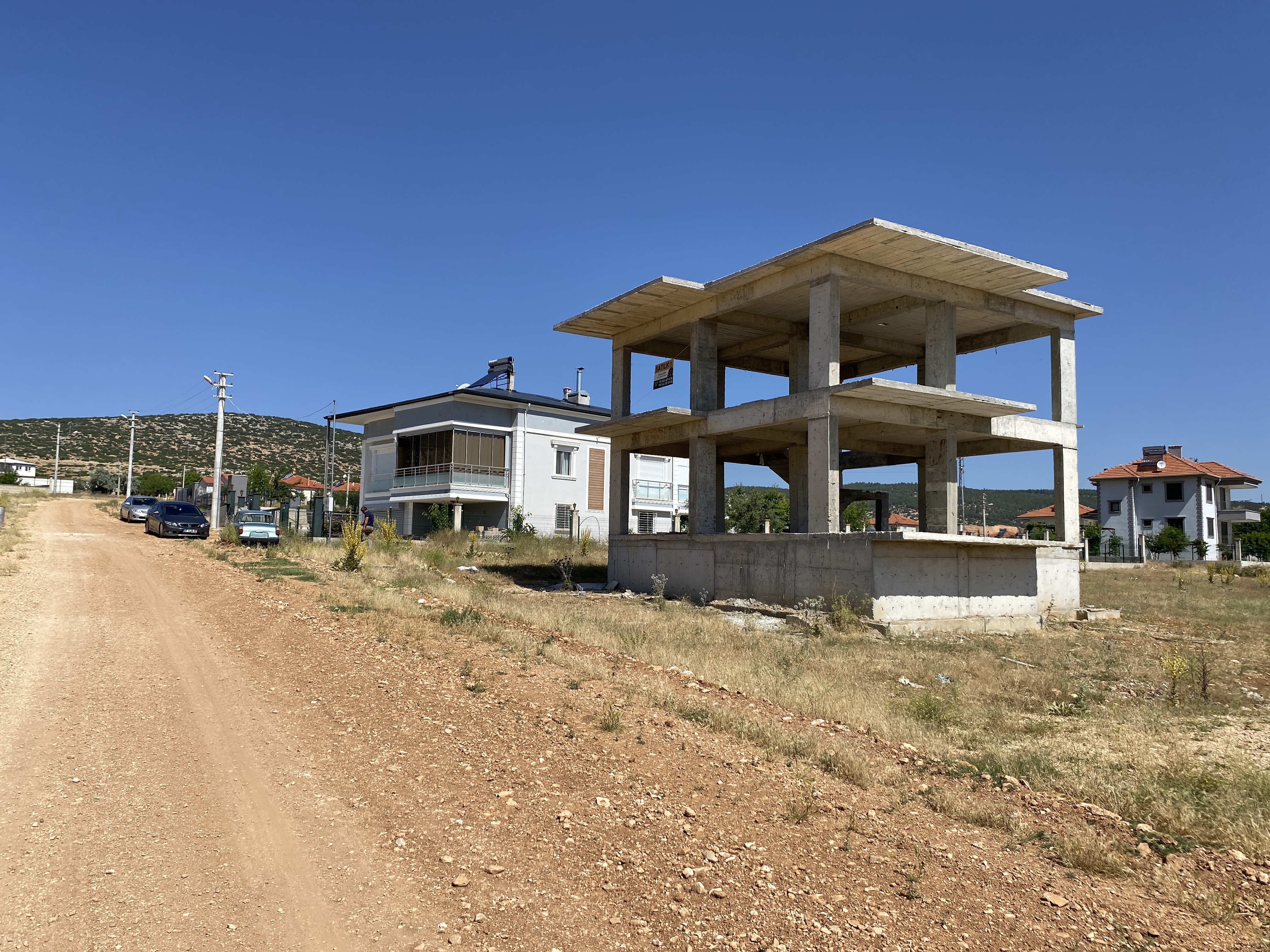 Korkuteli'de İçinde 2 Kat Betonarme Karkas Yapı Bulunan Köşe Arsa 