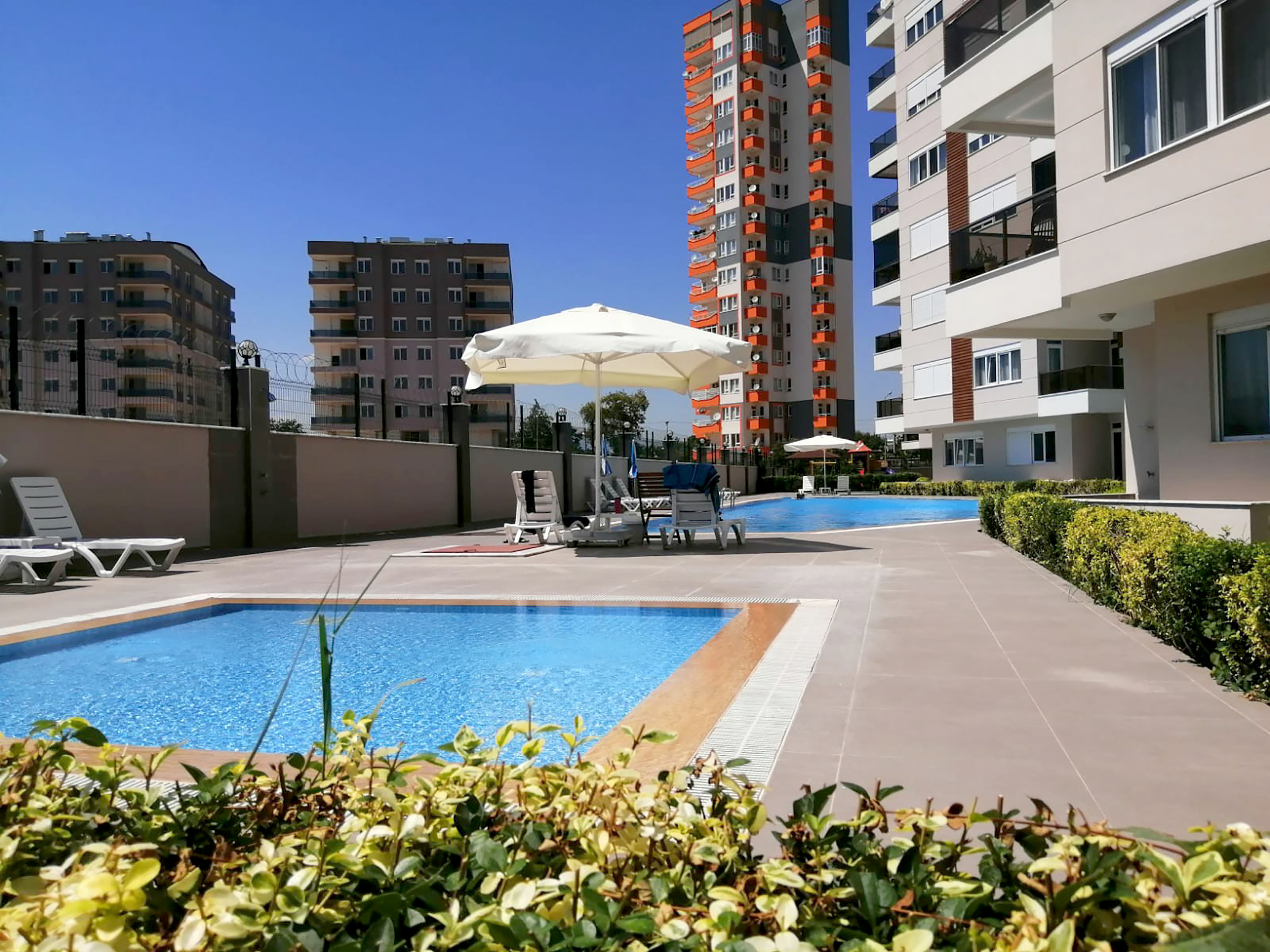 Termessos Bulvarı'nda Havuzlu Sitede Doğalgazlı Kiralık 3+1